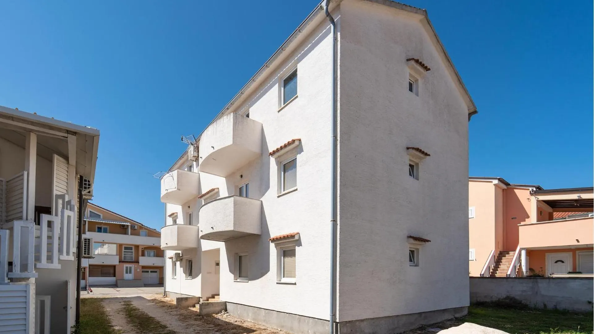 Amazing Apartment In Vrsi With Kitchen